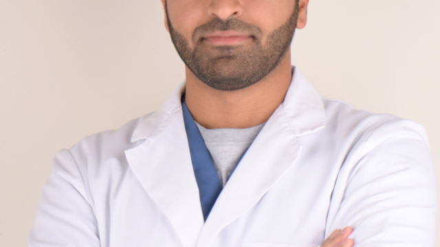 الدكتور أحمد الفقيه - استشاري تقويم الأسنان في الرياض