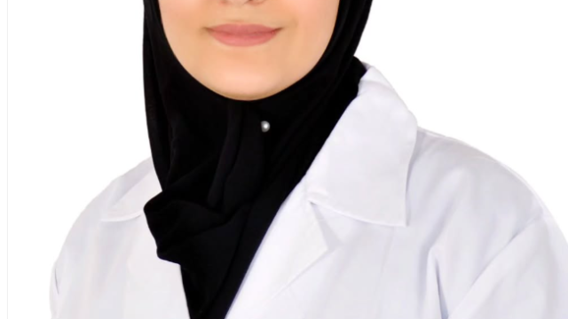 الدكتورة حنان ستوت أخصائية تقويم الأسنان في نجران