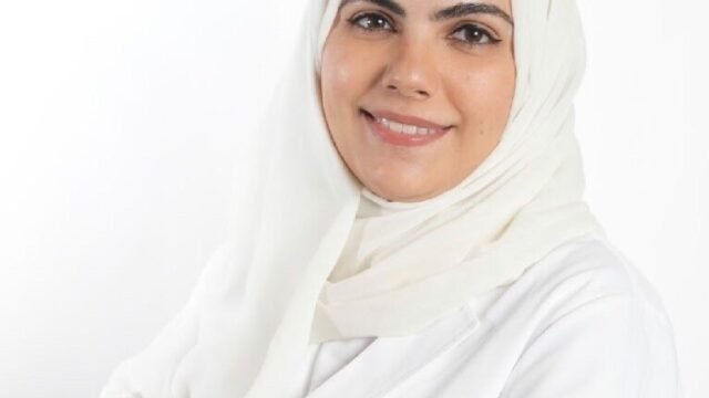 الدكتورة داليا نورا استشارية لثة في عيادات جذور الاسنان الروضة في جدة
