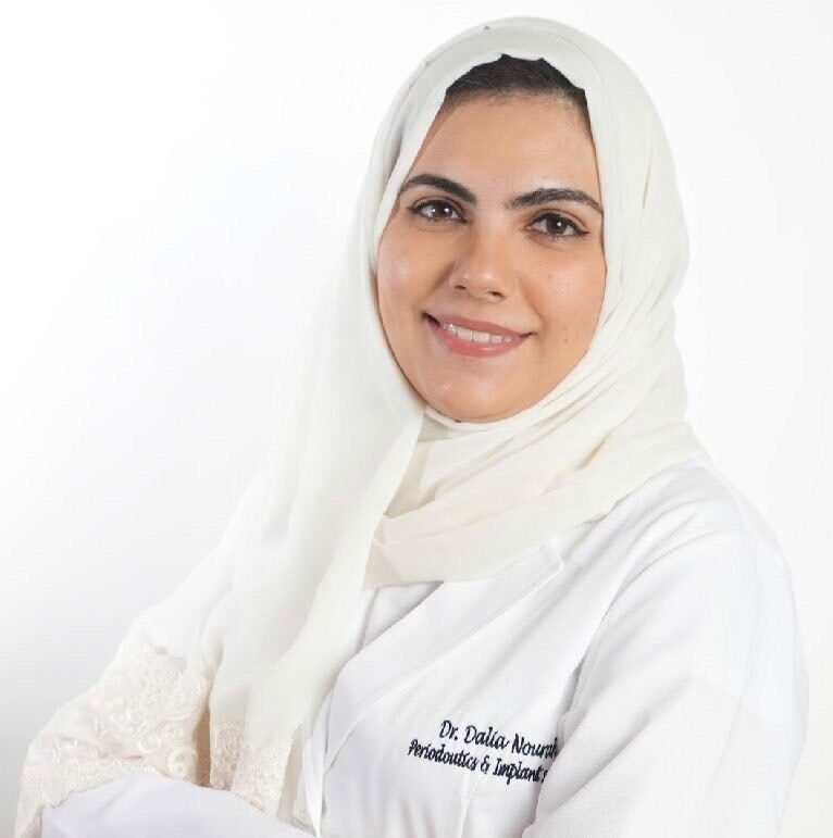 الدكتورة داليا نورا استشارية لثة في عيادات جذور الاسنان الروضة في جدة