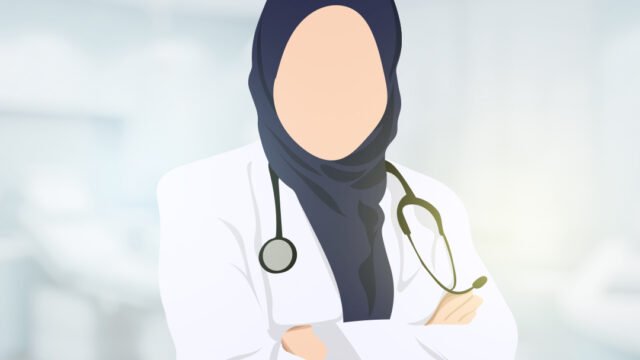 الدكتورة سناء علي أخصائية أسنان في مجمع المختار الطبي بالطائف