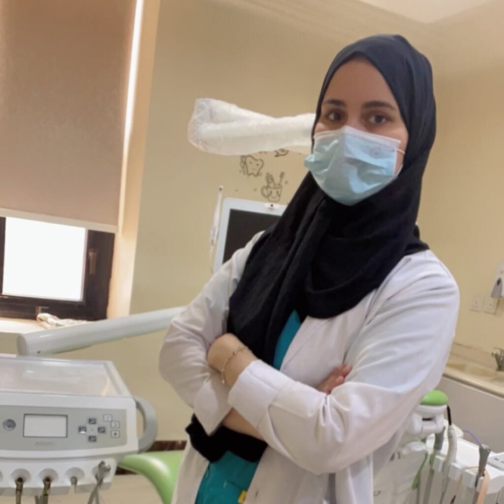 الدكتورة أحلام الخطيب طبيبة تجميل أسنان في صفوة المهيدب جدة السامر