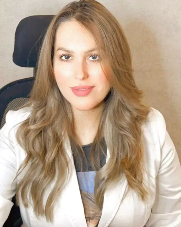 الدكتورة دينا المعاري أفضل طبيبة لتجميل وتبييض الأسنان في الرياض
