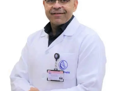 الدكتور أحمد فهمي رئيس قسم الأسنان في مستشفى المواساة بالدمام