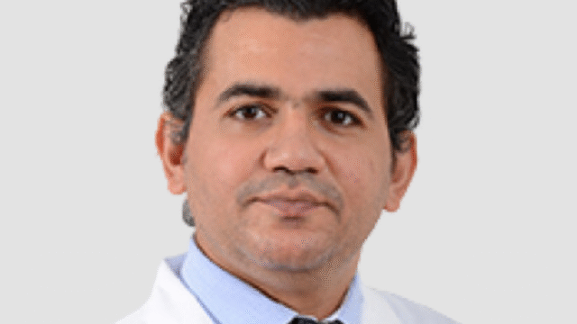 الدكتور سامر أحمد خبير التركيبات في مركز مغربي لطب الأسنان جدة