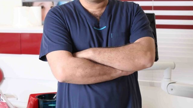 الدكتور محمد دكاك أخصائي تقويم الأسنان في عيادات السن الضاحك
