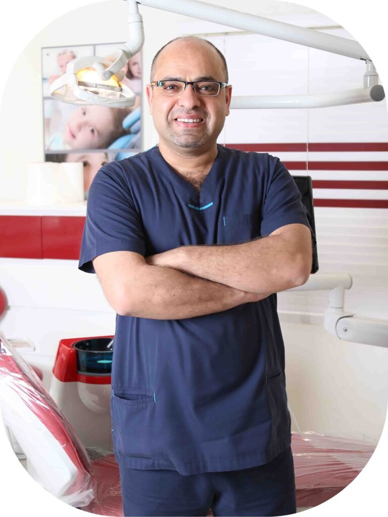 الدكتور محمد دكاك أخصائي تقويم الأسنان في عيادات السن الضاحك