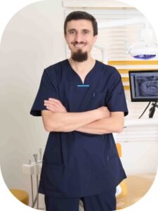 الدكتور هيثم زُبري أخصائي جراحة الفم والفكين في السن الضاحك