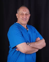 الدكتور ياسر الخاروف خبرة وأخلاق وإتقان في عالم طب الأسنان بمكة المكرمة