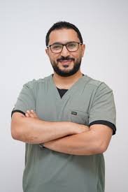 الدكتور ياسر باشراحيل طبيب أسنان في عيادات السن الضاحك