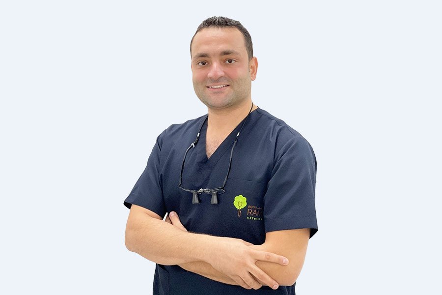 الدكتور محمد الشاذلي طبيب تركيب أسنان في عيادات رام الدمام